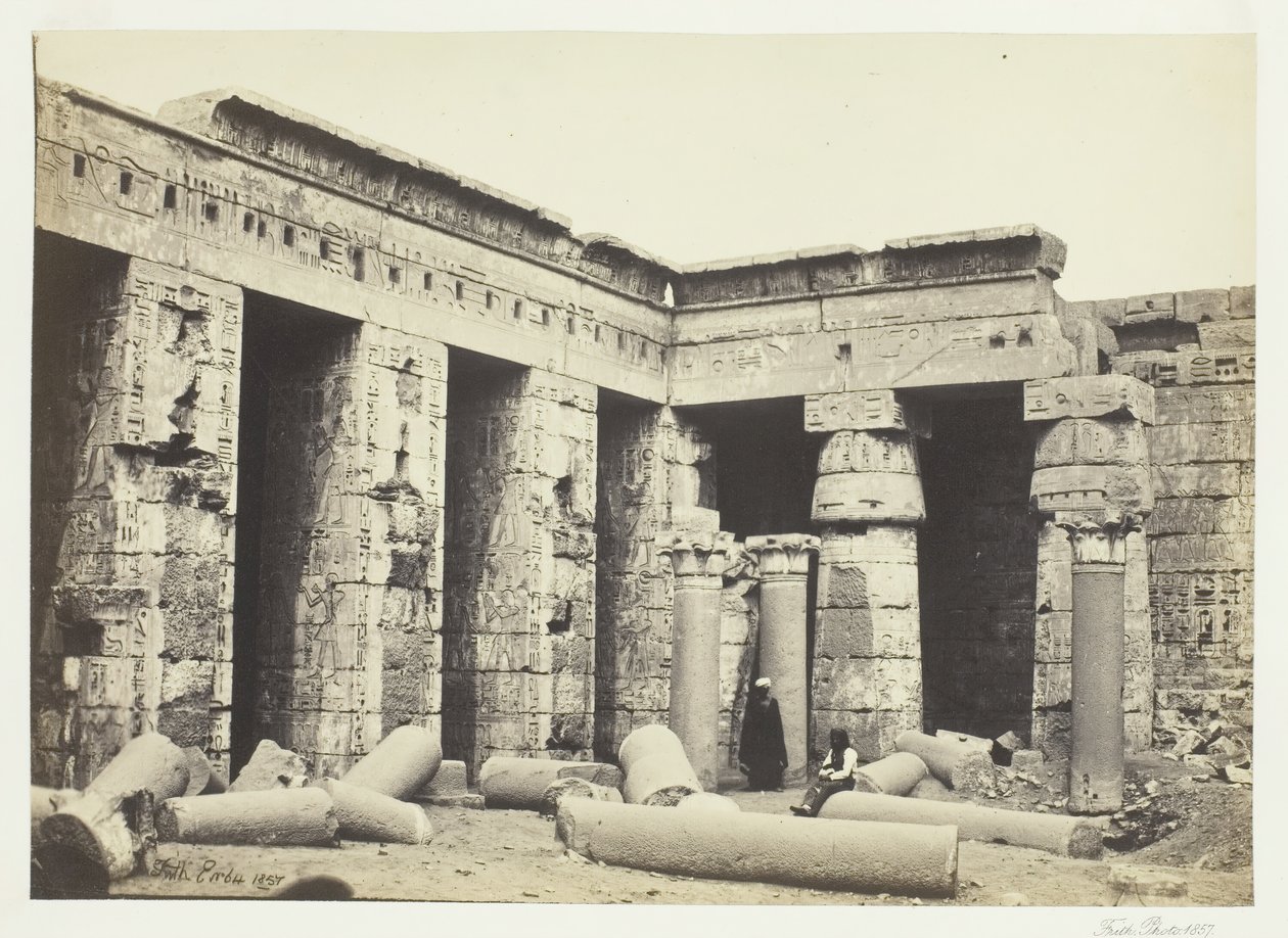 Interior Court of Medinet Habbo, Theben, 1857. af Francis Frith