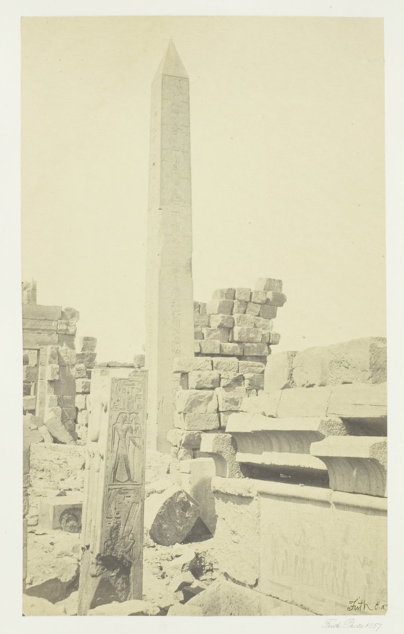 Obelisk og granit Lotus-søjle, Karnac, 1857. af Francis Frith