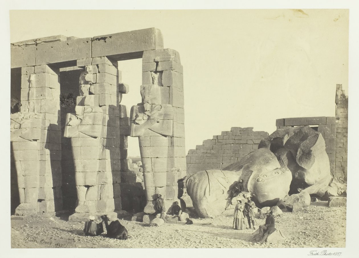 Osiris Pillars and Great Fallen Colossus, ved Memnonium, Theben, 1857. af Francis Frith