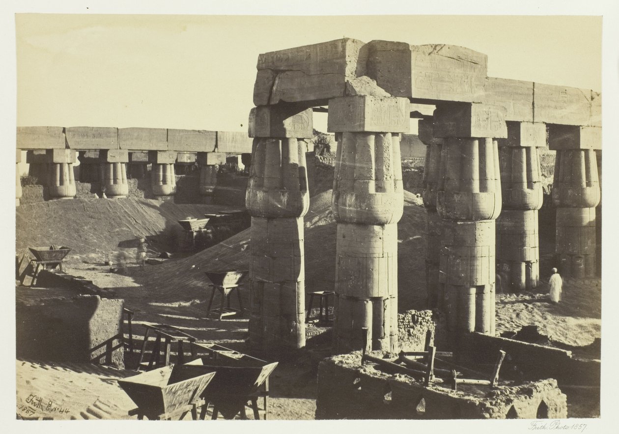 En del af det store tempel (regeringens butikker), Luxor af Francis Frith