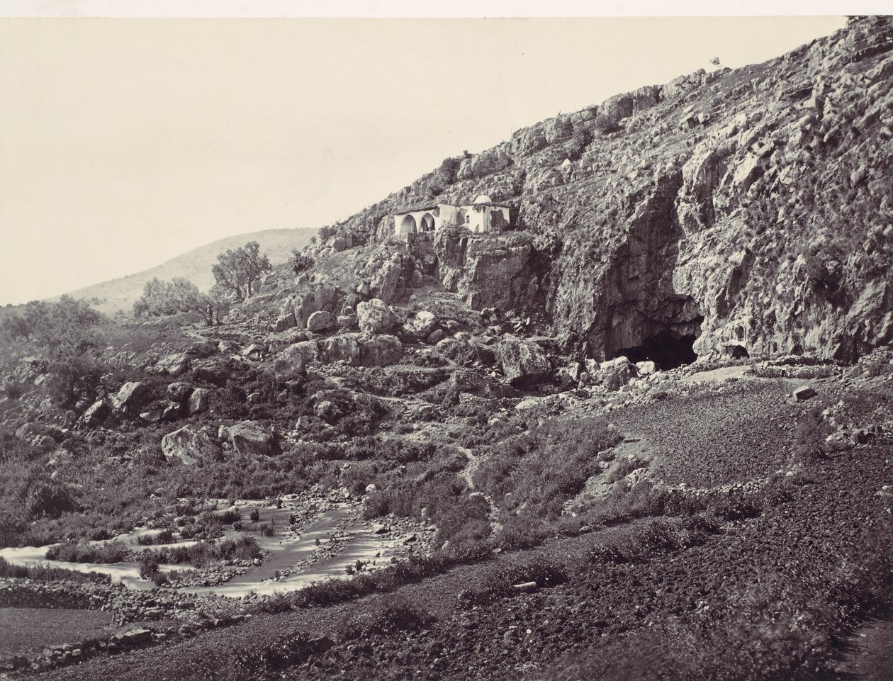 Jordans vigtigste kilde, der flyder fra en hule nær Banias, nær stedet for ..., ca. 1857. af Francis Frith