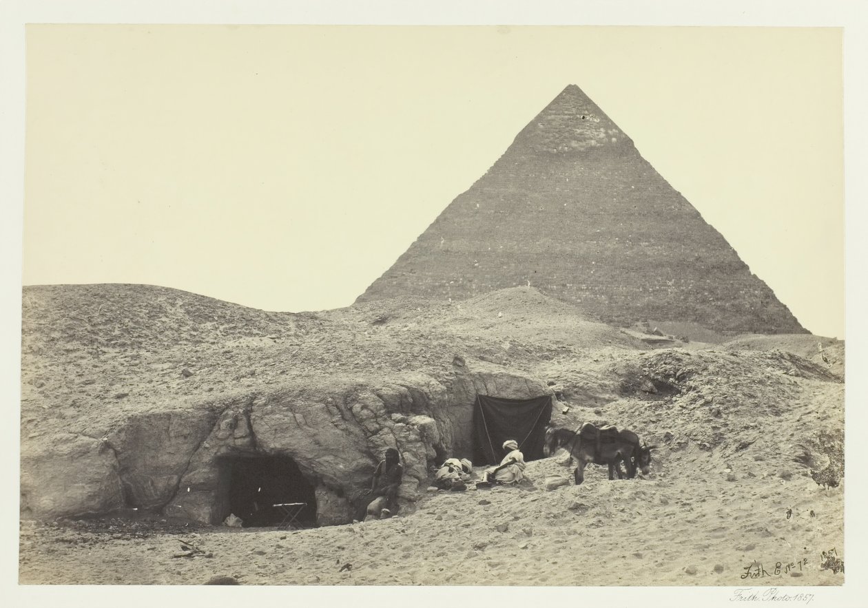 Klippegrave og Belzonis pyramide, Gizeh, 1857. af Francis Frith