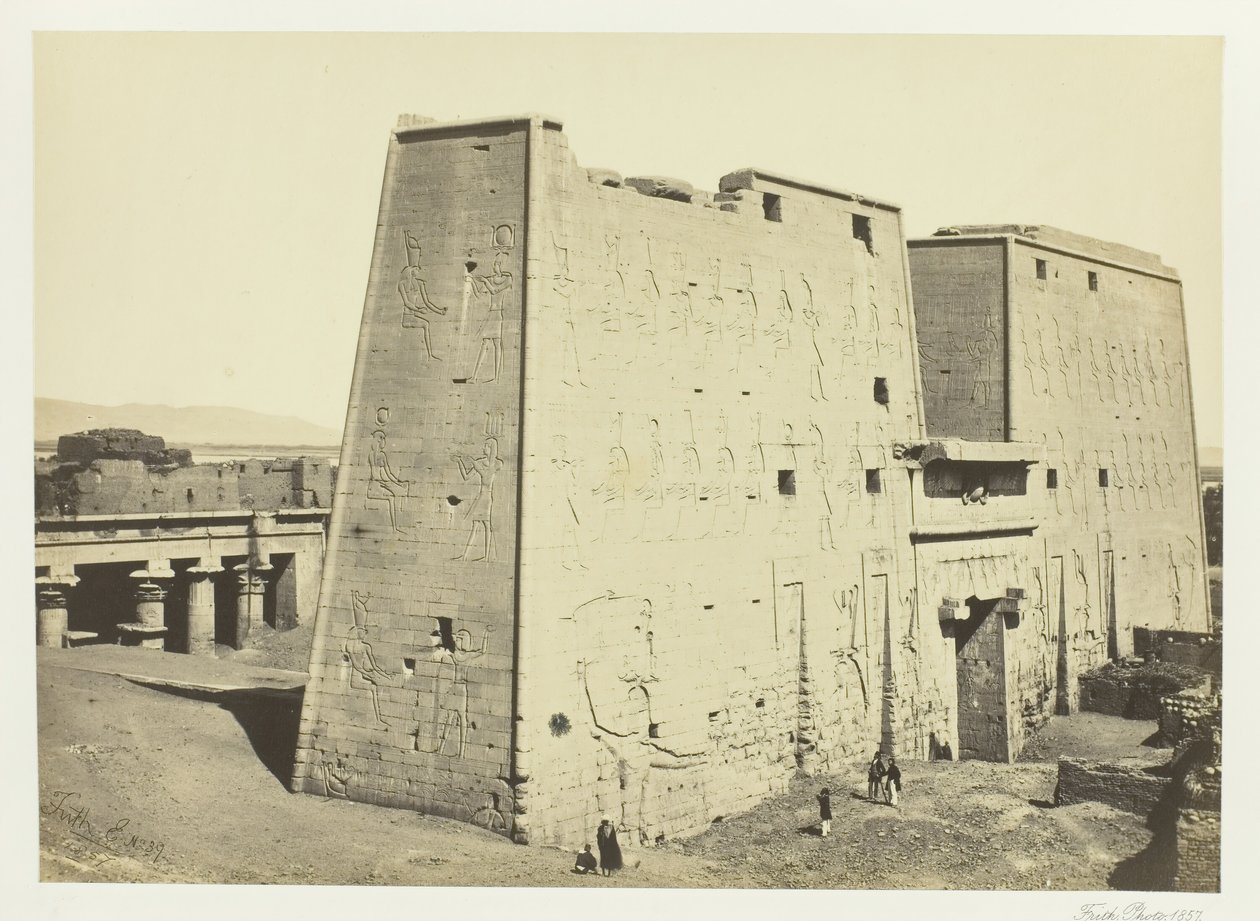 Den store pylon ved Edfou, Øvre Egypten, 1857. af Francis Frith