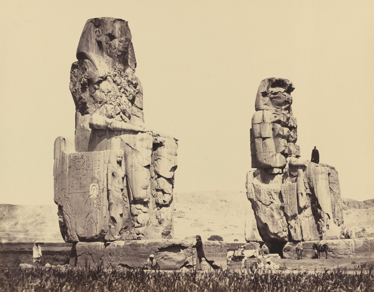 Statuerne på sletten, Theben,1858 (foto) af Francis Frith