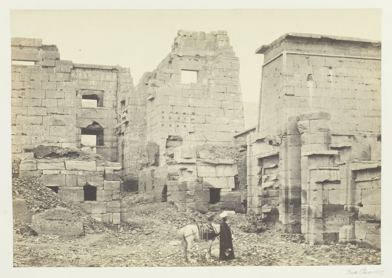 Tempelpaladset, Medinet Haboo, 1857. af Francis Frith