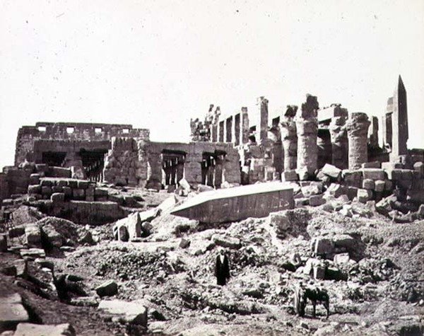 El-Karnak-templet fra sydøst, ca. 1856-59 (sepiafoto) af Francis Frith