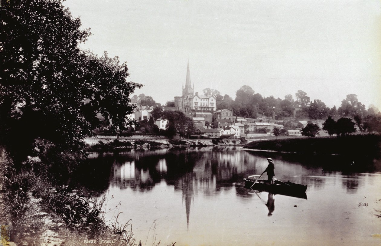Byen Ross-On-Wye, set fra en flodbred. I forgrunden en mand, der står på en robåd af Francis Frith
