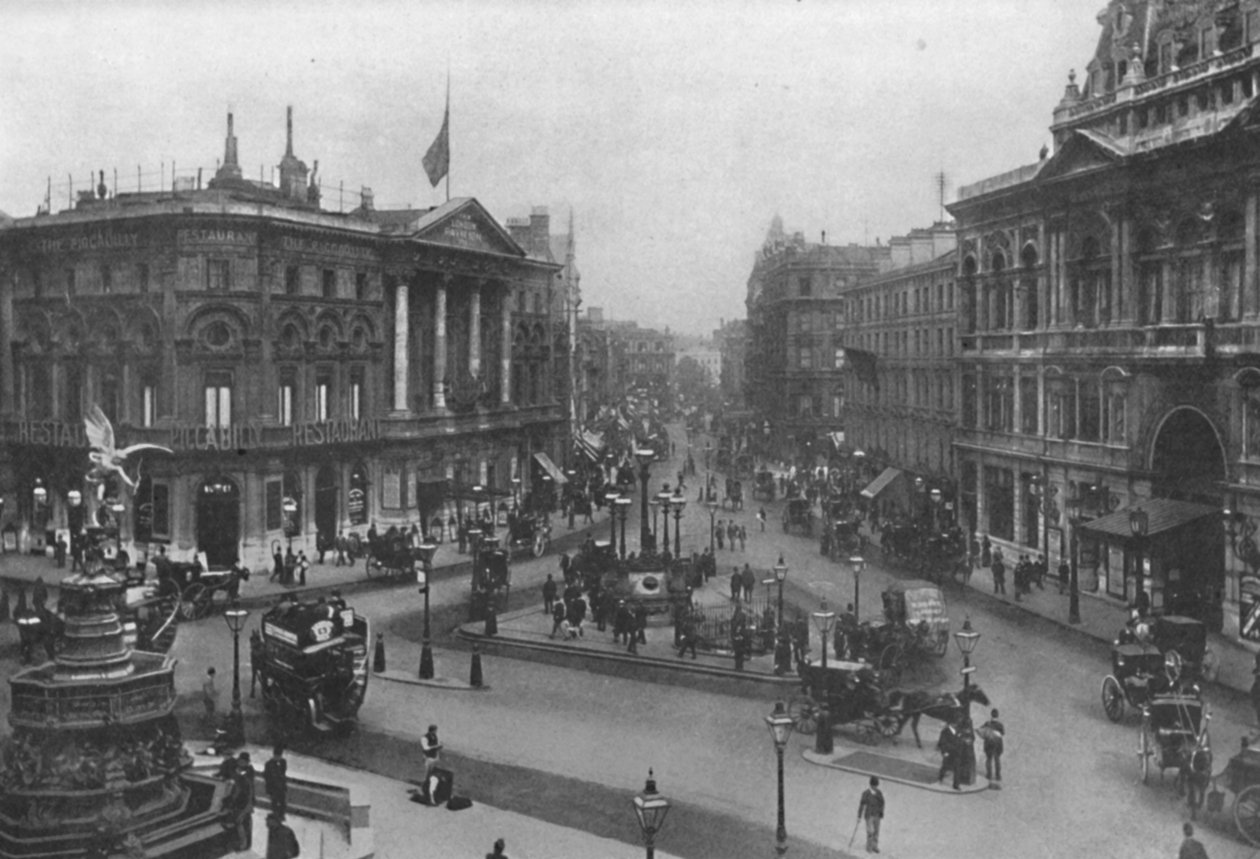 Piccadilly Circus, 1909. af Frith and Co