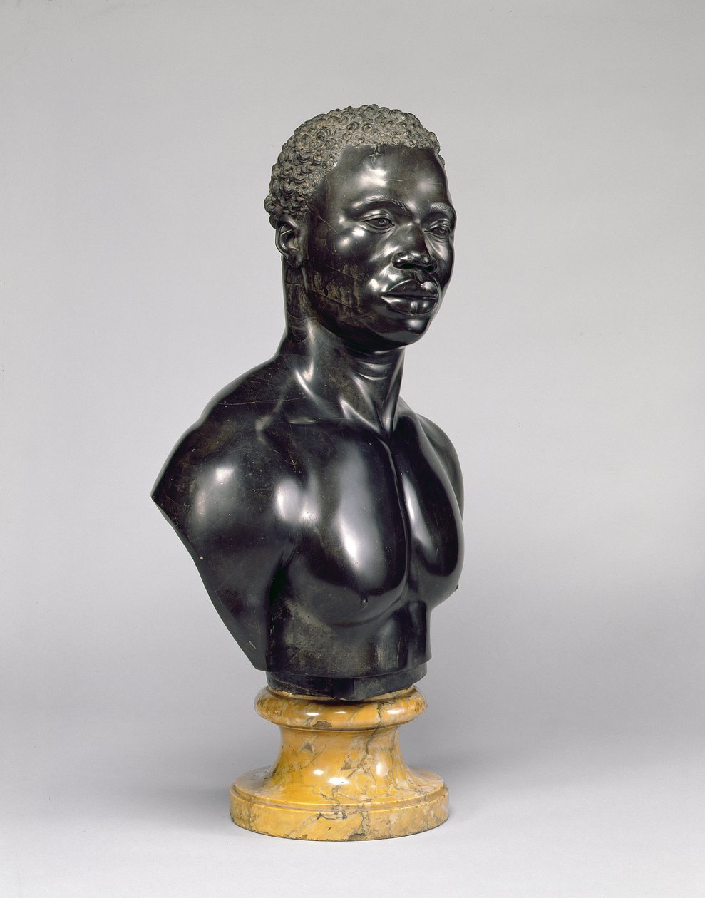 Buste af en mand, ca. 1758 (sort kalksten og gul marmor) (se også 281574) af Francis Harwood