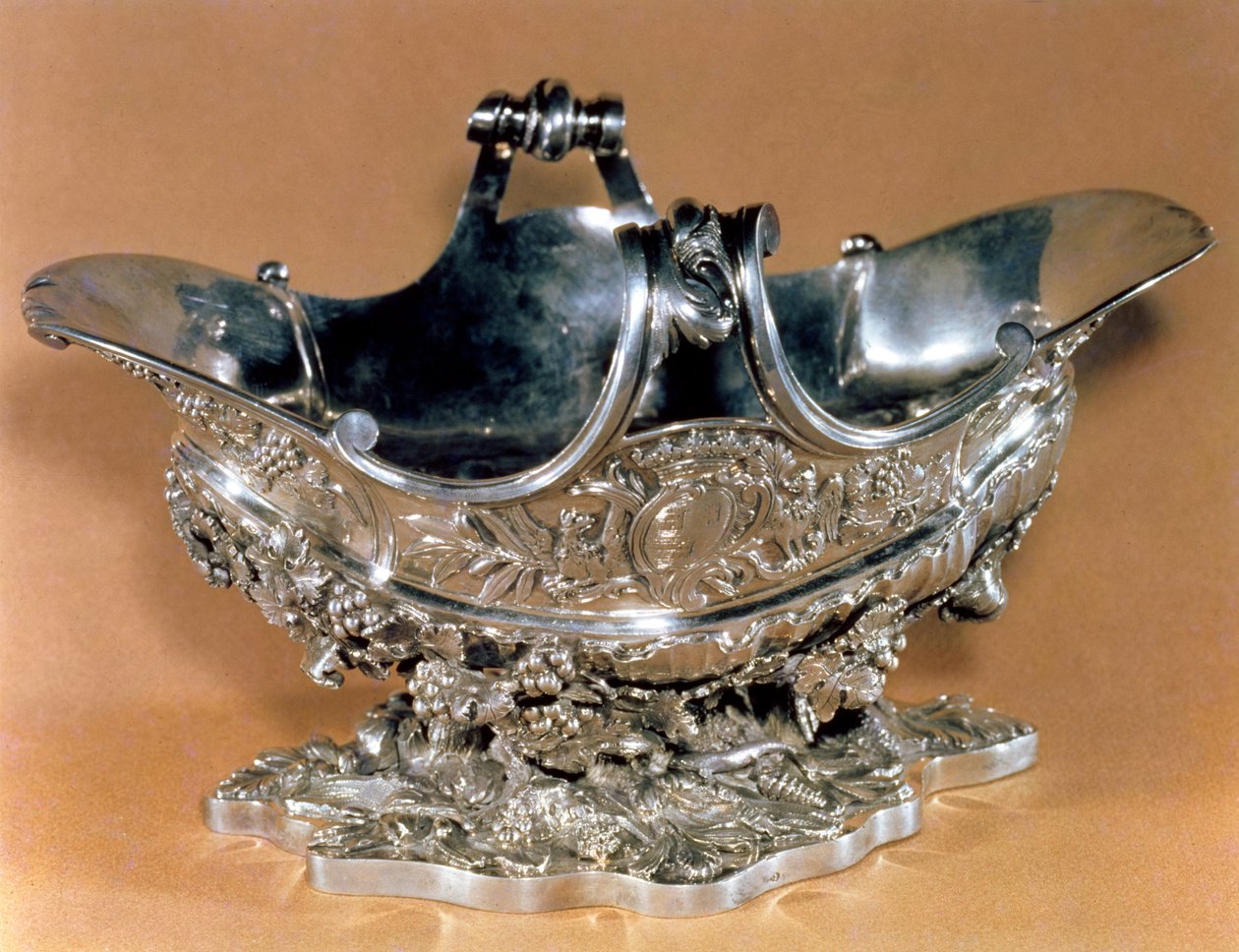 Saucebåd lavet til Mme. de Pompadour, der bærer hendes våbenskjold, Paris, 1745-55 (sølv og pakkeforgyldt) af Francois Joubert