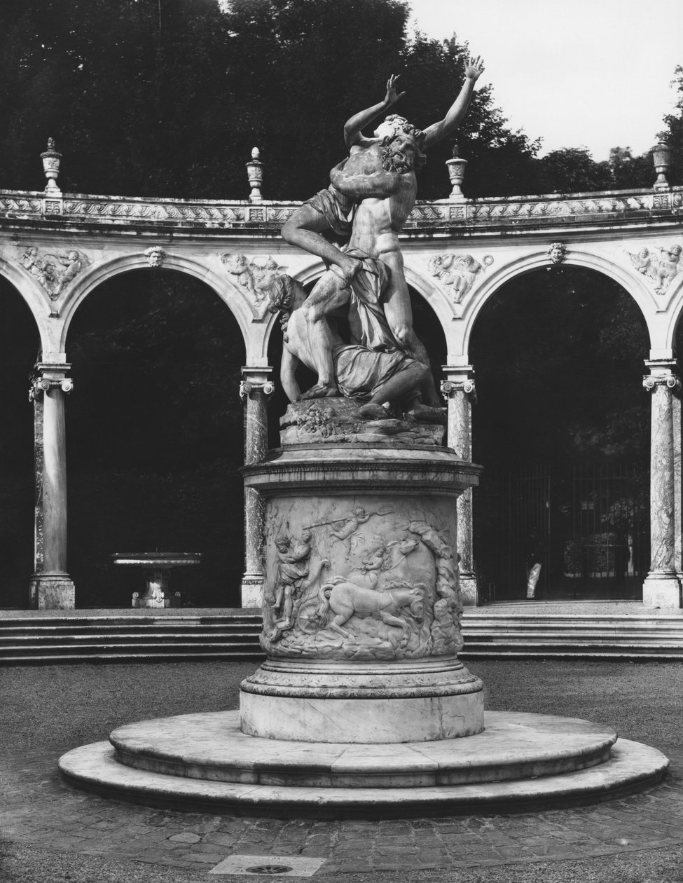 Voldtægt af Proserpina af Pluto, mens en af hendes ledsagere holder hende tilbage, søjlelunden af Francois Girardon