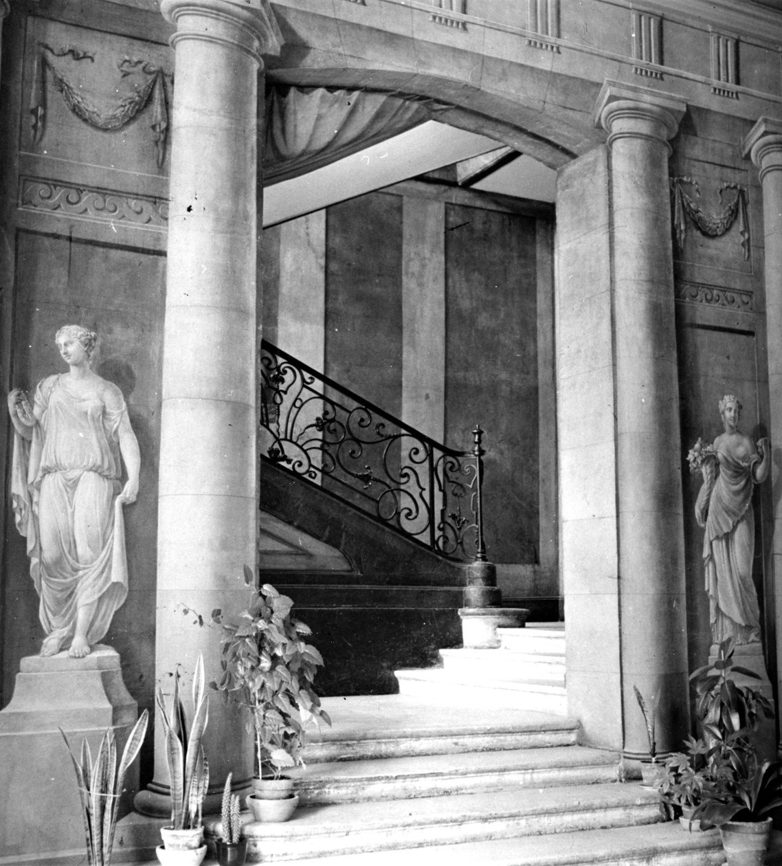 Vestibulen af Folie St.James, Neuilly-sur-Seine (s/h-foto) af Francois Joseph Belanger