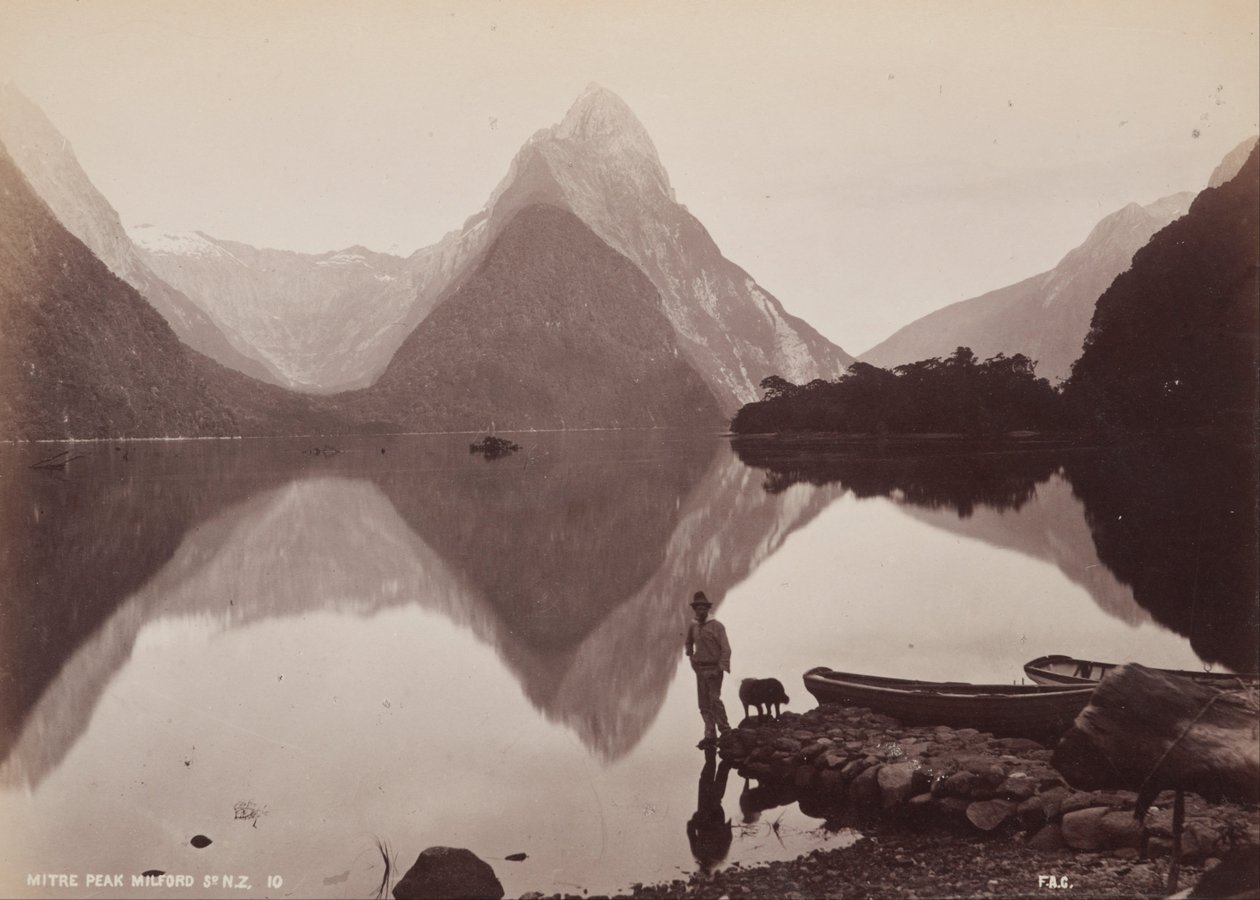Mitre Peak, Milford Sound, NZ. Fra albummet- Australasian scenery af Frank Coxhead