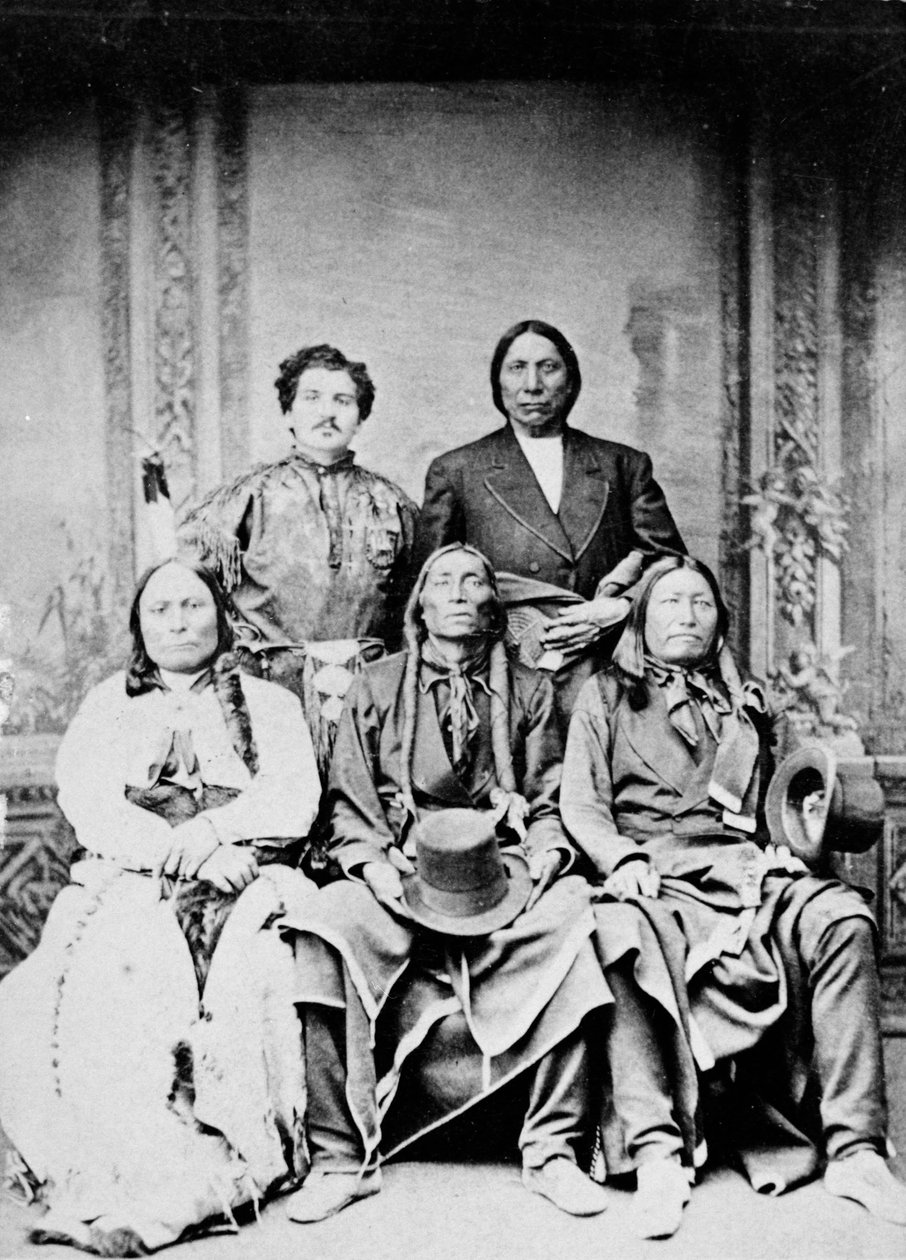 Gruppeportræt af Sitting Bull, Swift Bear, Spotted Tail, Julius Meyer og Red Cloud, 1875 af Frank F. Currier