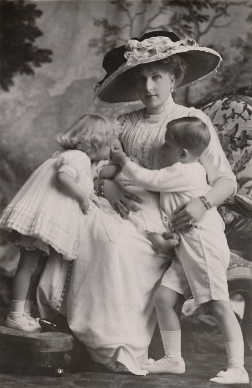 Dronning Victoria af Spanien med prins Alfonso, prinsesse Maria Christina og prinsesse Beatrice, 1911. af Frank Arthur Swaine
