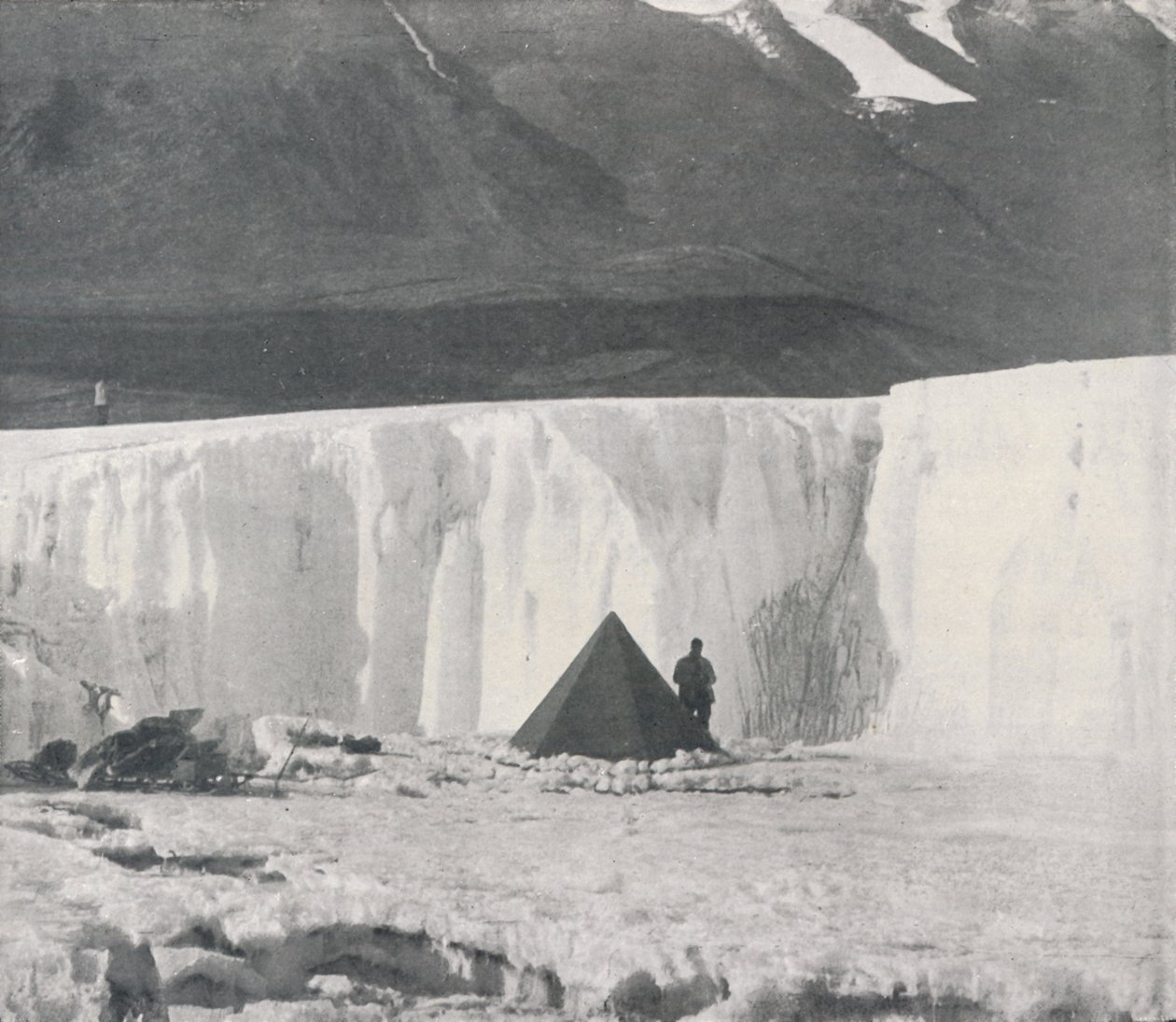 Alkovelejr i en Surface Gully of the Taylor Glacier, c1911, 1913 af Frank Debenham