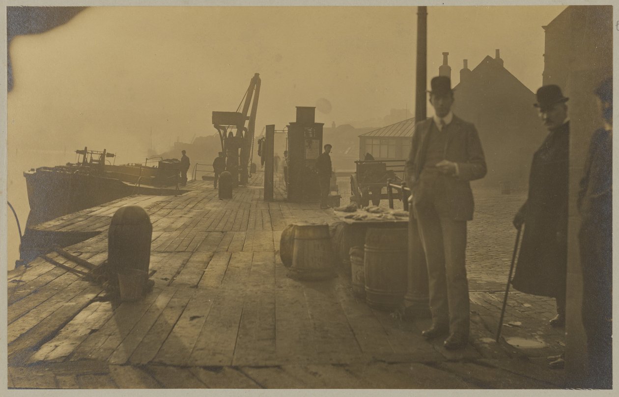 [Docks of Whitby] af Frank Meadow Sutcliffe