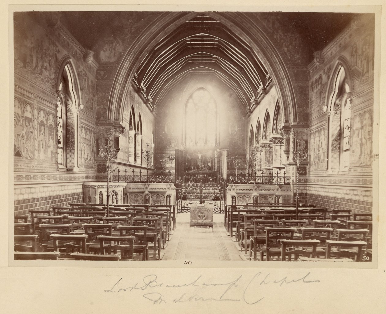 [Interiør i en kirke] af Frank Meadow Sutcliffe