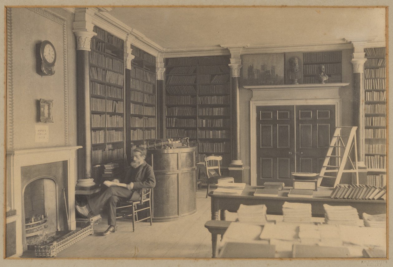 [Mand, der læser på et bibliotek] af Frank Meadow Sutcliffe