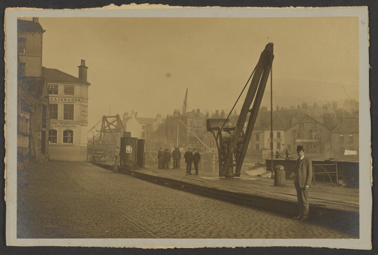 [Gade ved havnefronten] af Frank Meadow Sutcliffe