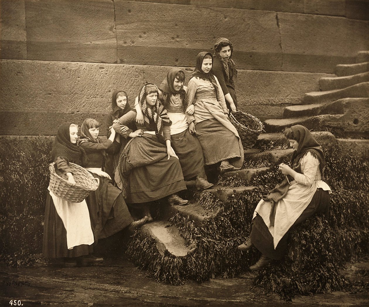 Kvinder venter på dagenes fangst, Whitby Harbour, North Yorkshire, ca. 1899 af Frank Meadow Sutcliffe