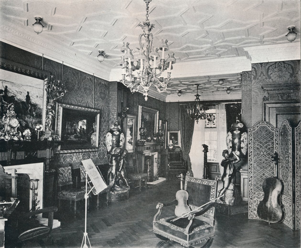 The Music-Room, Captain Harveys House, Hampstead, c1903 af Frank William Brookman
