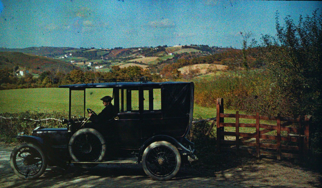 Tidlig autokrom i farver fra cirka 1916. Mand i en bil, måske fotografen i England,... af Franklin Price Knott
