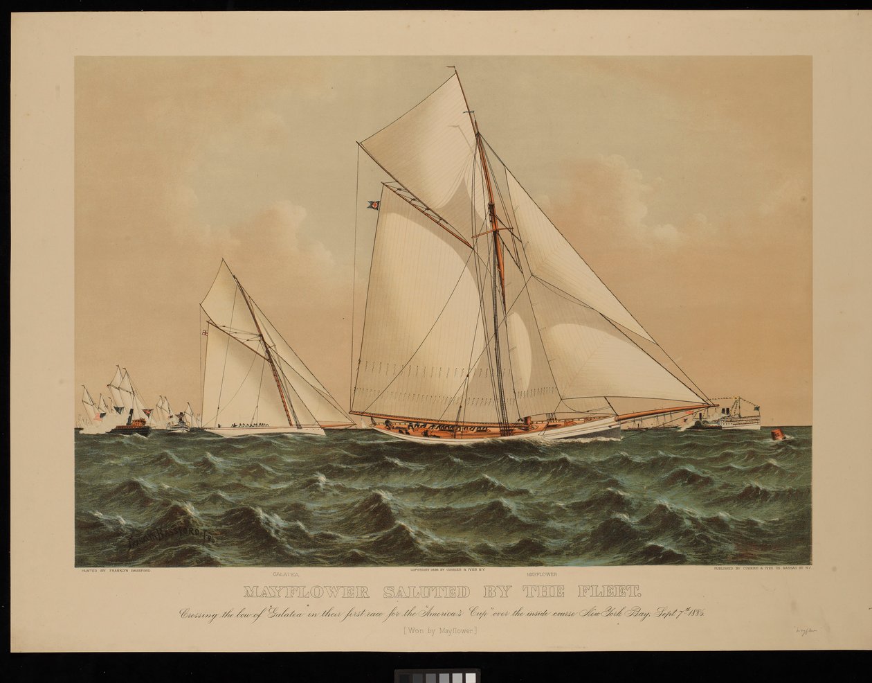Mayflower hyldet af flåden. Krydser stævnen på Galatea i hendes første kapsejlads om America