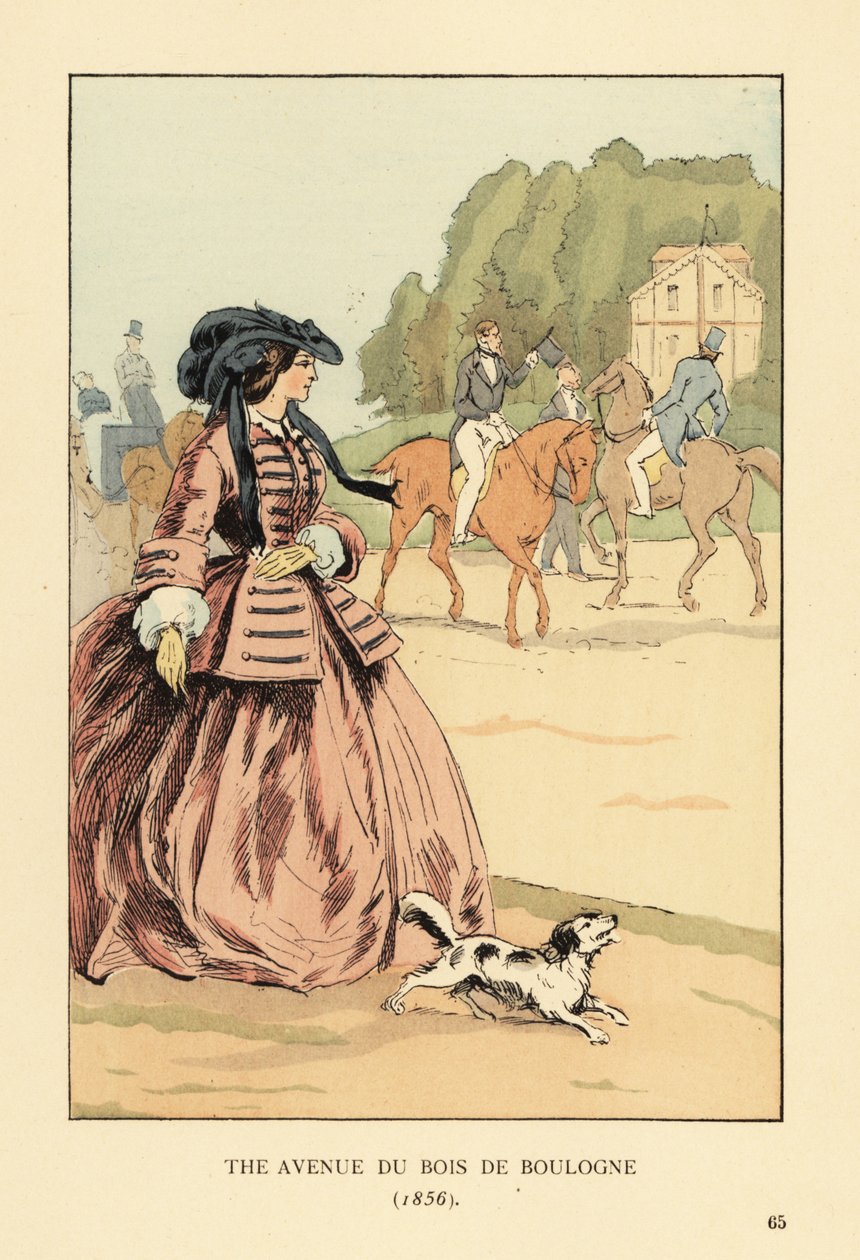 Kvinde i motorhjelm, jakke og bred krinolin med hund ser på ryttere og vogne på ridebanen. Avenue du Bois de Boulogne, Paris af François Courboin
