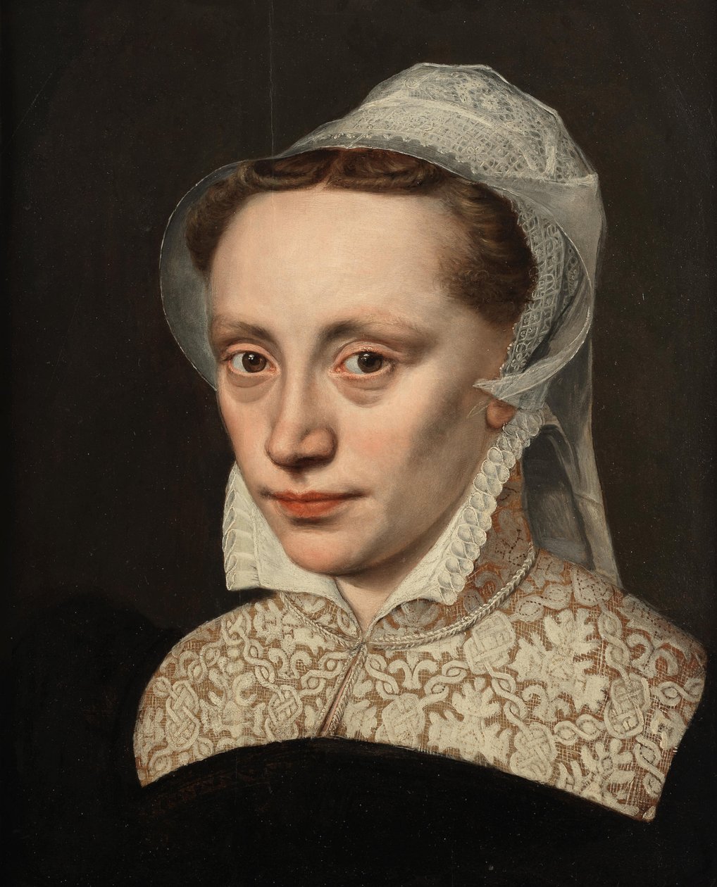 Portræt af en dame, brystlængde, i sort kostume med hvid blondekrave og hovedbeklædning af Frans Pourbus the Elder