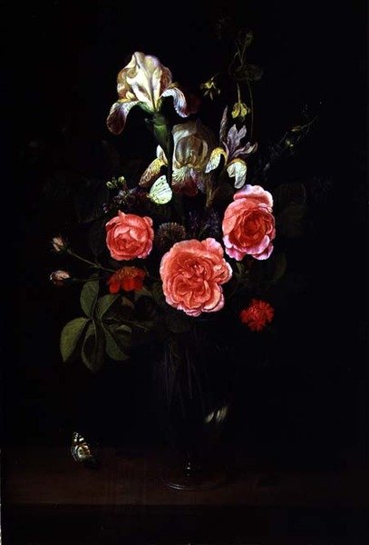 Blomster i en glasvase med en sommerfugl på en afsats af Frans Ykens