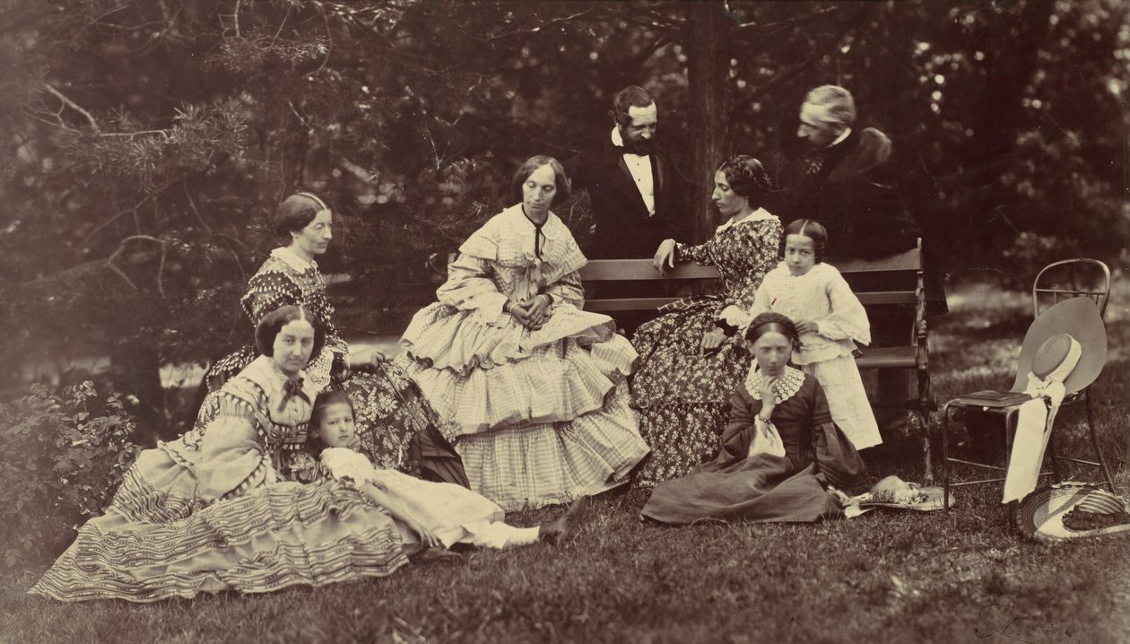 [Gruppeportræt af fire kvinder, to mænd og tre børn i en have], 1850