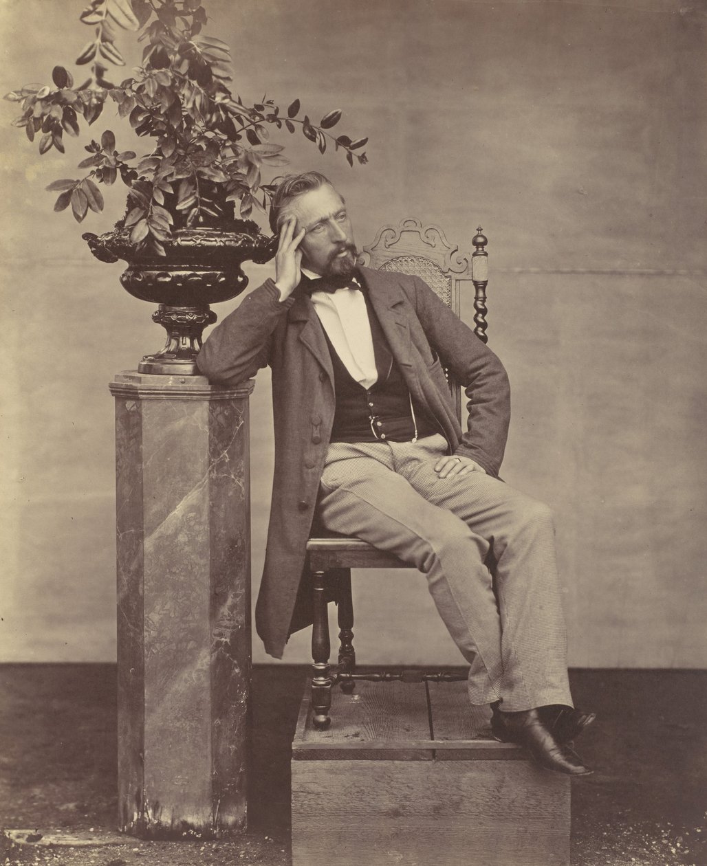 [Mathias Höusermann siddende med albue på piedestal med en vase med blomster], 1850
