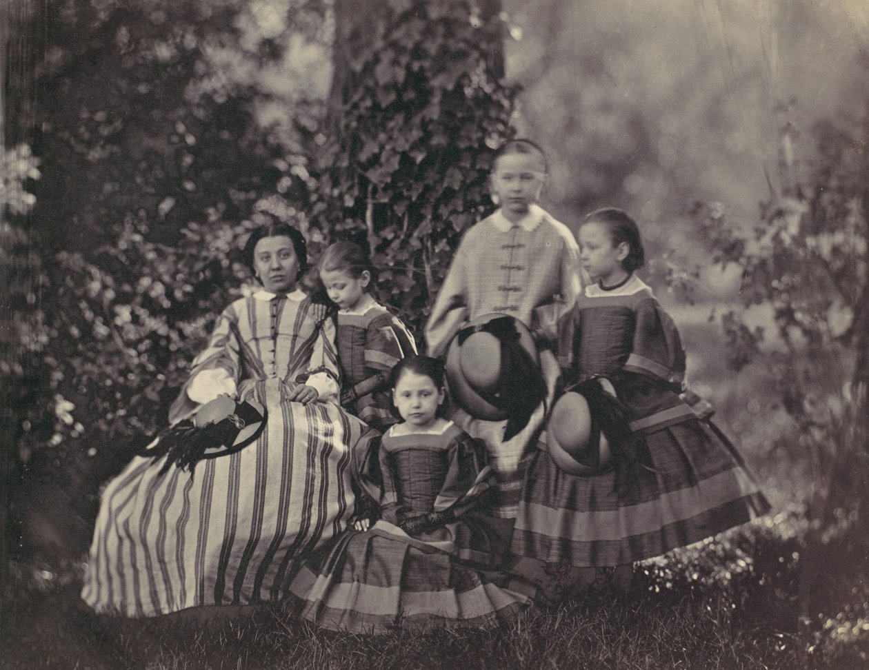 [Siddende dame i stribet kjole med fire små piger], 1850