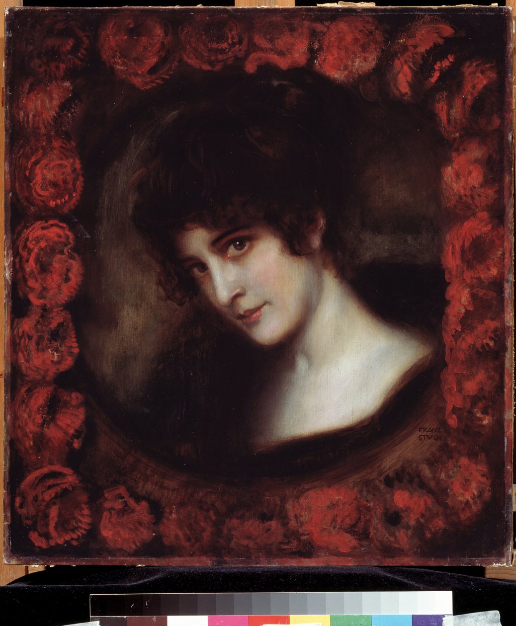 ""Portrait of a Woman"" (Portrait of a Woman) Ung mørkhåret kvinde med et ansigt indrammet af roser. Maleri af Franz Ritter von Stuck (1863-1928) Pushkin-museet i begyndelsen af ​​det 20. århundrede, Moskva af Franz von Stuck