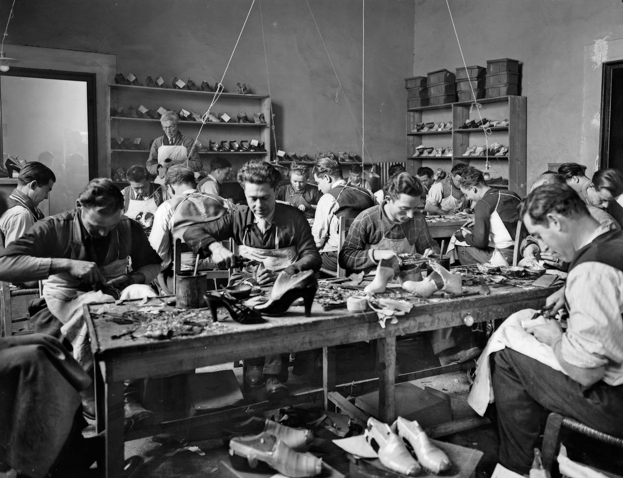 Håndværkere på arbejde i skodesigneren og fabrikanten Ferragamos studie i Palazzo Feroni, Firenze, 1937 (glasplade) af Fratelli Alinari Fratelli Alinari