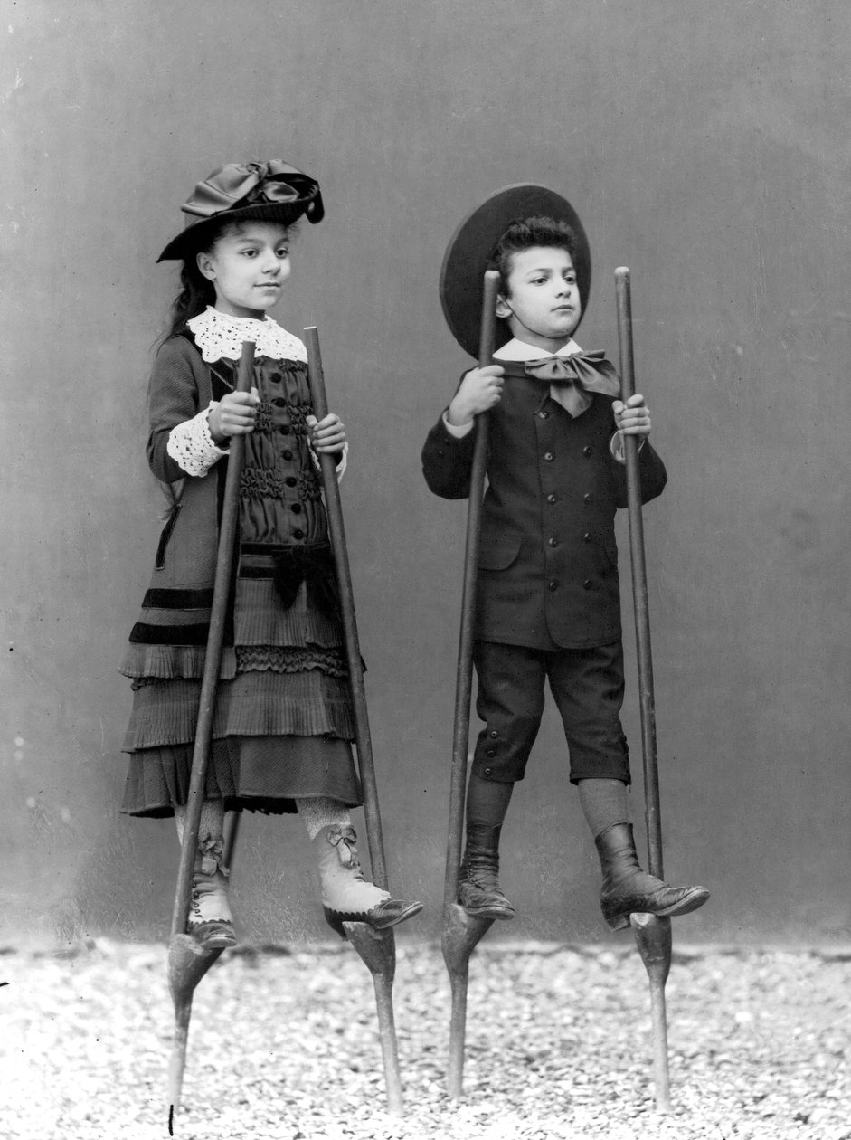 Romualdo Alinaris børn, Adele og Arturo, på stylter, Firenze, ca. 1875 (glasplade) af Fratelli Alinari Fratelli Alinari