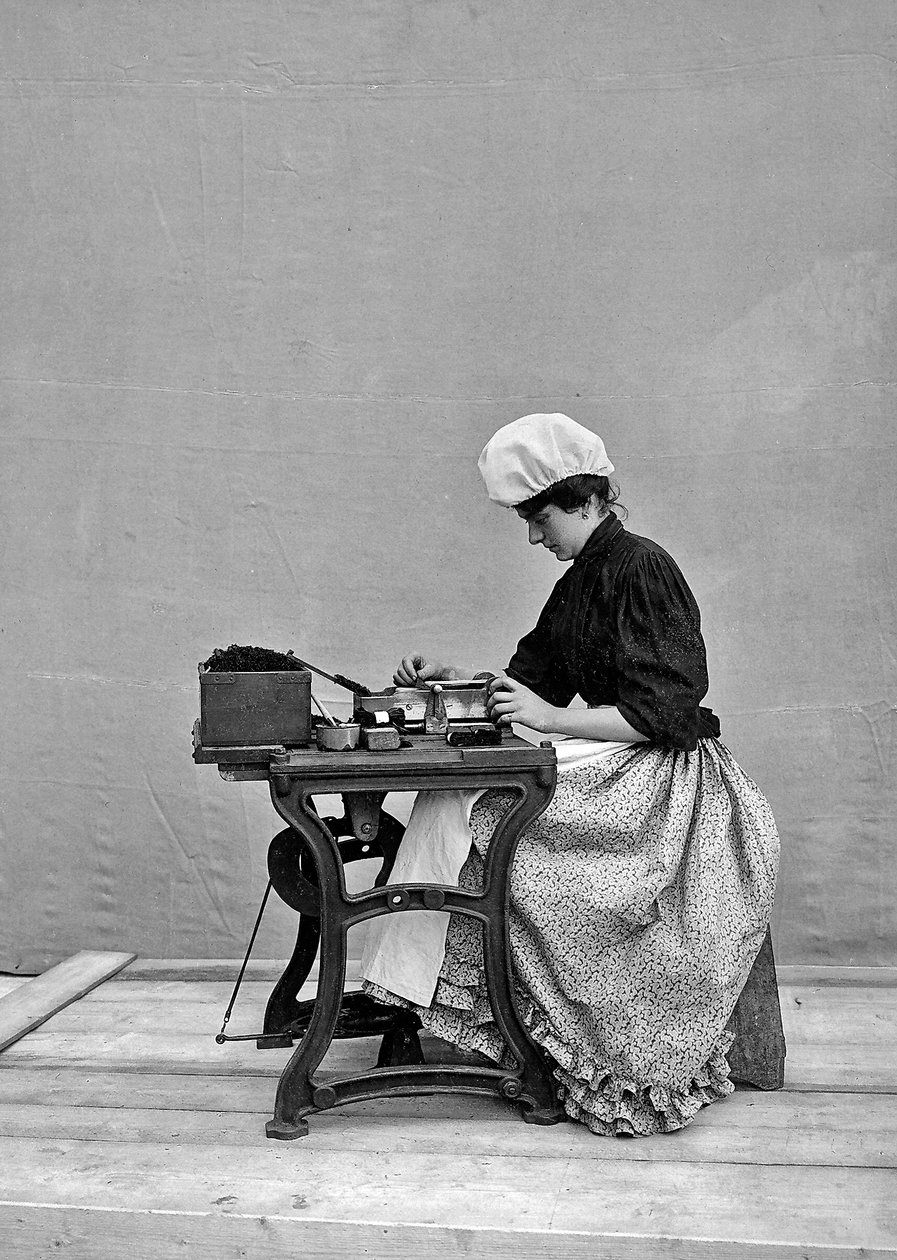 Arbejder hos Tobaksfabrikanten i Firenze, 1901 (glasplade) af Fratelli Alinari Fratelli Alinari