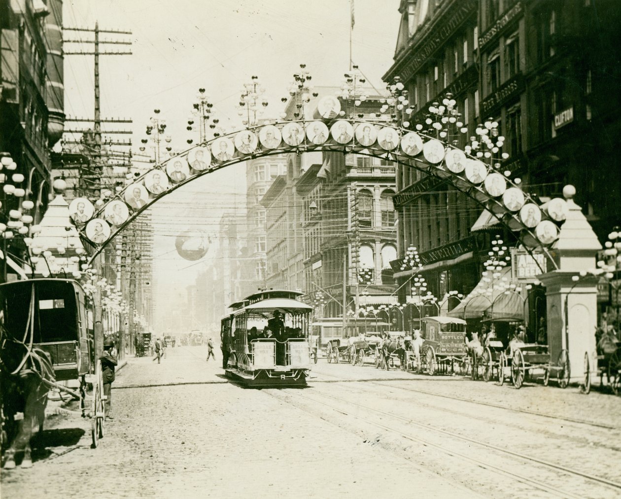 Broadway nord for Chestnut udsmykket til efterårsfesten i 1892 af Fred Nedderhut of the St. Louis Globe Democrat