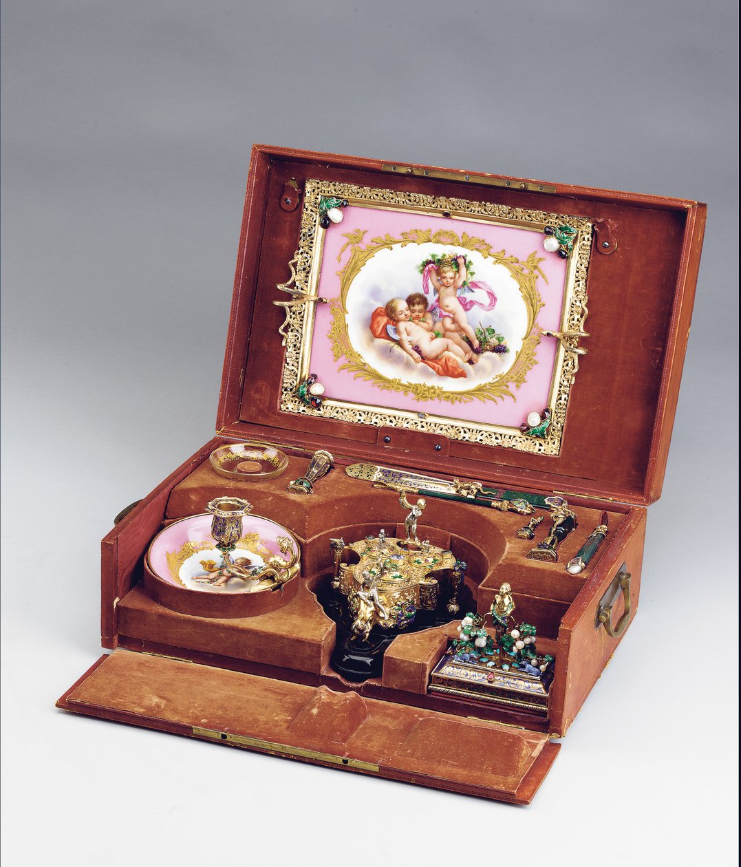 Napoleon III Case Necessarie de Bureau, c.1864-66 (emaljeret sølv, forgyldt sølv, blodsten, porcelæn i Sevres-stil og halvædelsten) (se også 1065856-9) af Frederic Jules and Wiese Jules  Rudolphi