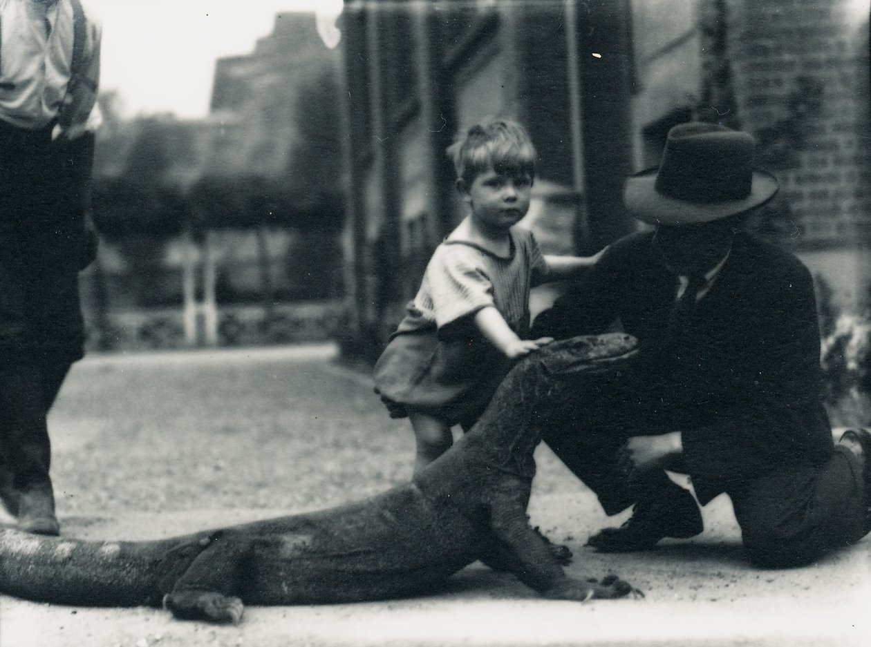 Dreng med en komodo-drage af Frederick William Bond