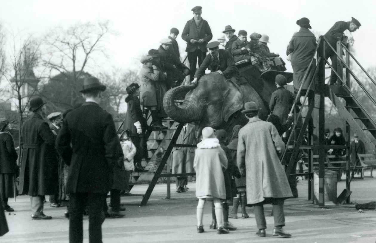 Folkemængder ser besøgende, der begiver sig ud på en elefanttur, overvåget af keeper Arthur Church, april 1923 (bw foto) af Frederick William Bond