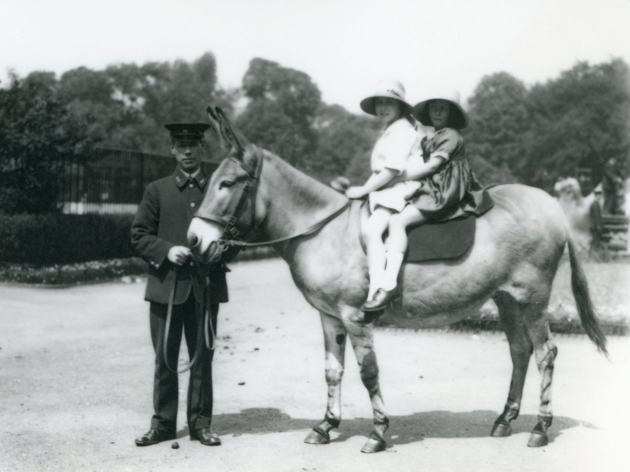 To unge piger rider på en røv, London Zoo, august 1922 (bw foto) af Frederick William Bond