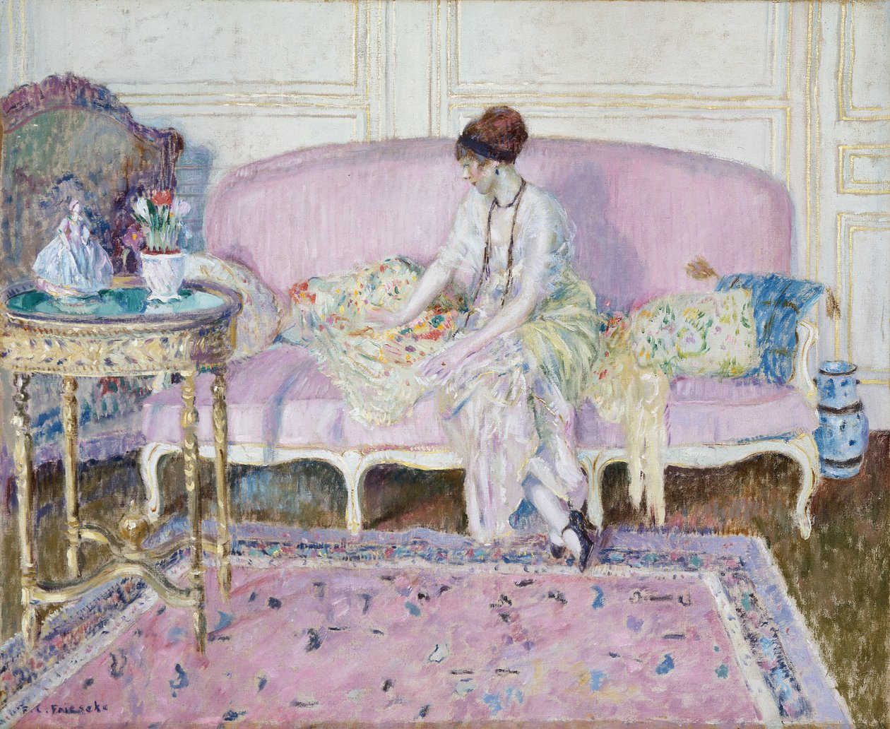 Kvinde sidder på sofa i interiør af Frederick Carl Frieseke