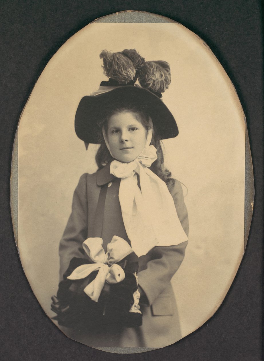 [Pige i gåkostume med hat og muffe], 1890