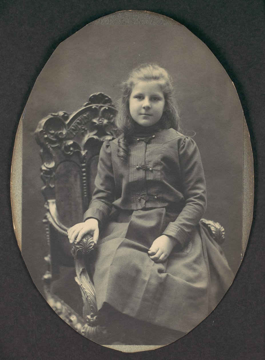 [Pige med ringe, siddende, trekvart længde], 1890