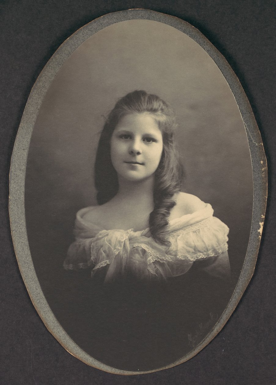 [Pige med hvid off-the-shoulder kjole], 1890