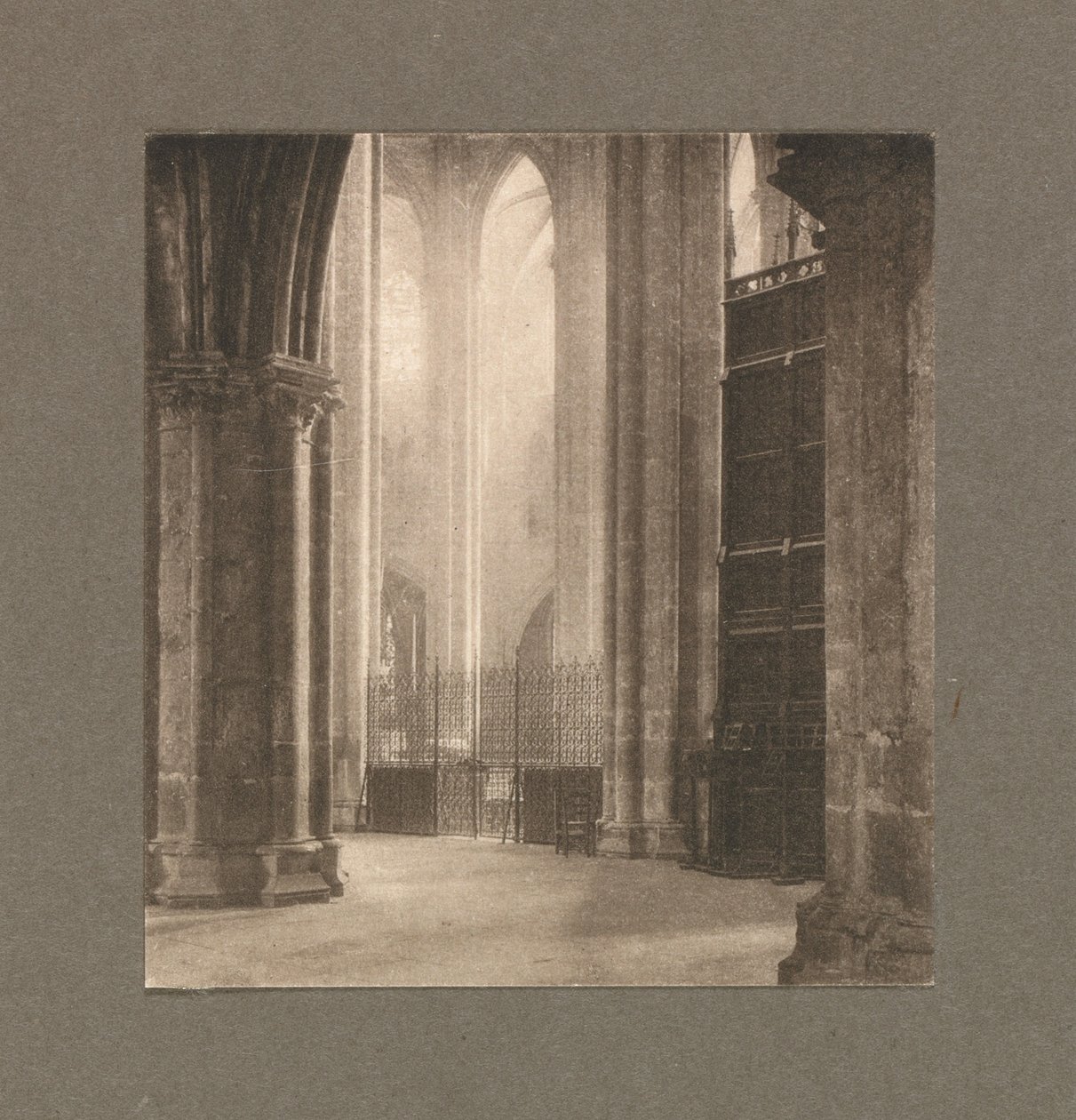 Kameraarbejde: Højde og lys i Bourges-katedralen, 1903. af Frederick Henry Evans