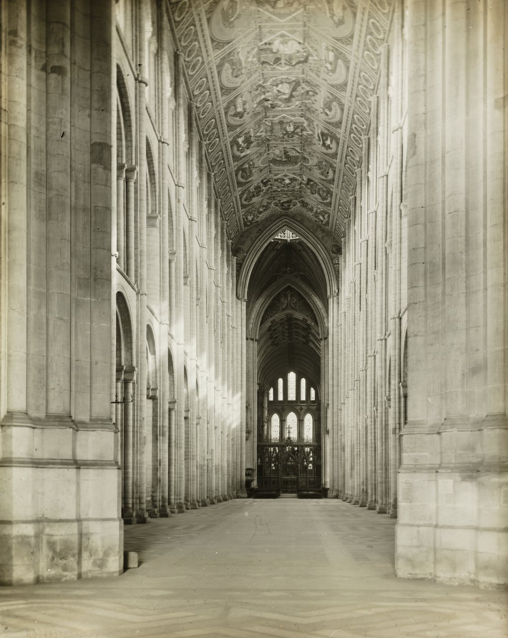 Ely-katedralen: Kirkeskibet fra portalen af Frederick H. Evans