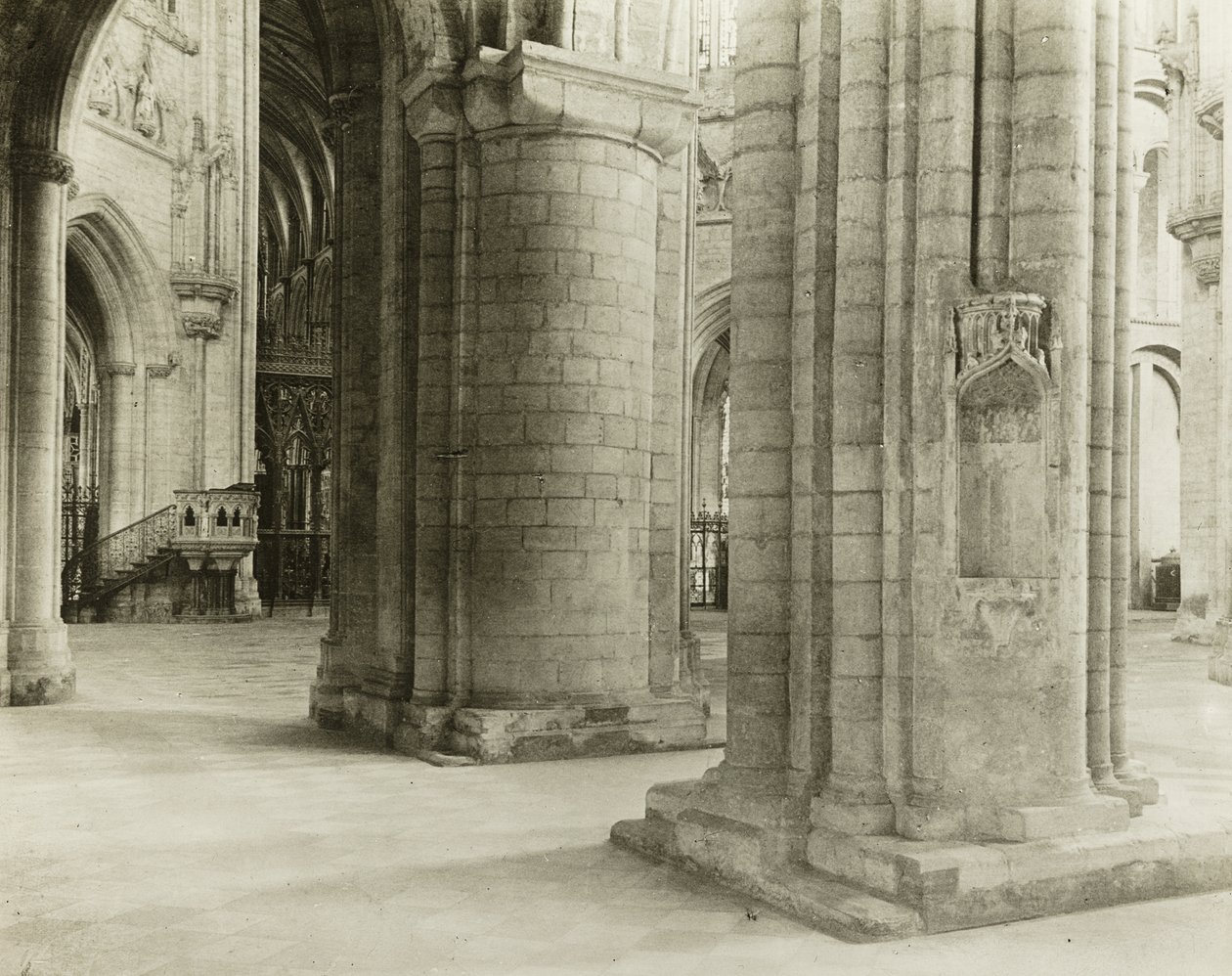 Ely Cathedral: Octagon til Choir fra North Nave Aisle af Frederick Henry Evans